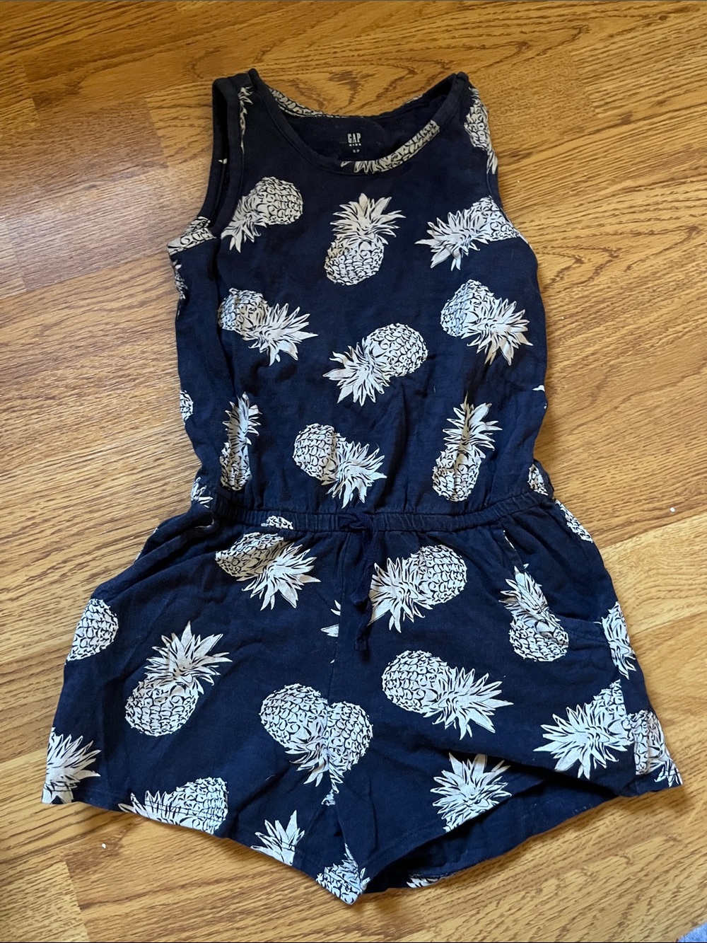 ❤️ 4/$25❤️ GAP Navy Pineapple Print Sleeveless Romper Size small (6/7)